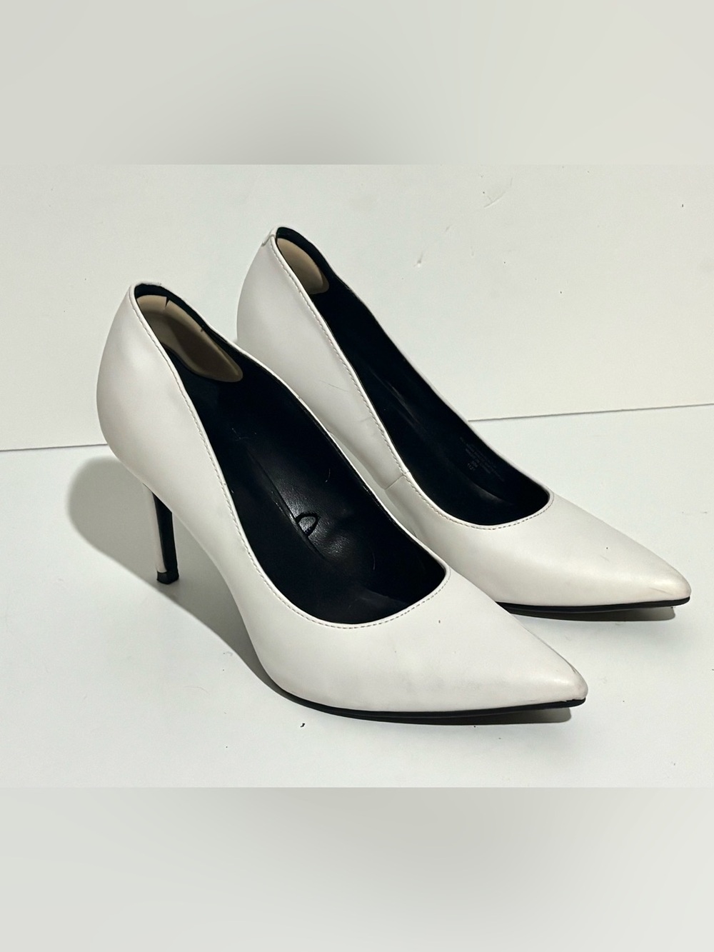 MARC FISHER Pointed Toe Pump Leather Classic White Size 7.5